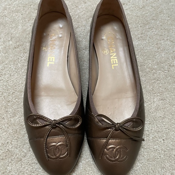 CHANEL Bronze Leather Ballet Flats with Bow and CC Logo - Picture 2 of 8